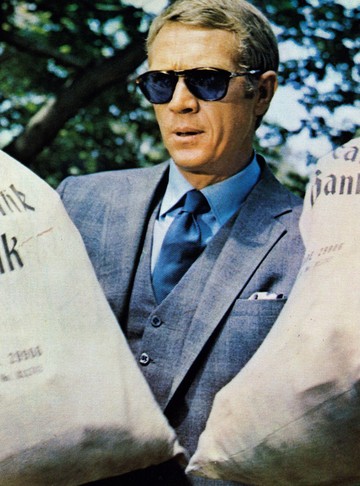  Steve McQueen a hatvanas évek stílusikonja volt Hollywoodban, A Thomas Crown-ügy című filmben viselt Persol kék lencsés napszemüvegével is trendet teremtett.