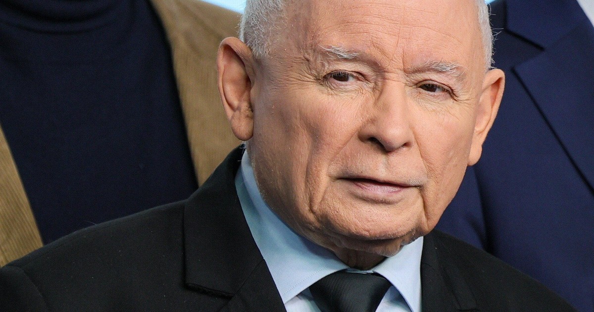 Wymowne obrazki po prezydium PiS. Kaczyński przemawiał, oni stali obok