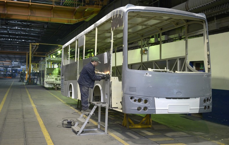 W zakładach Autosan w Sanoku oprócz autobusów produkowane są również części do tramwajów oraz kabiny do pociągów. <br><br>fot. (mr) PAP/Darek Delmanowicz