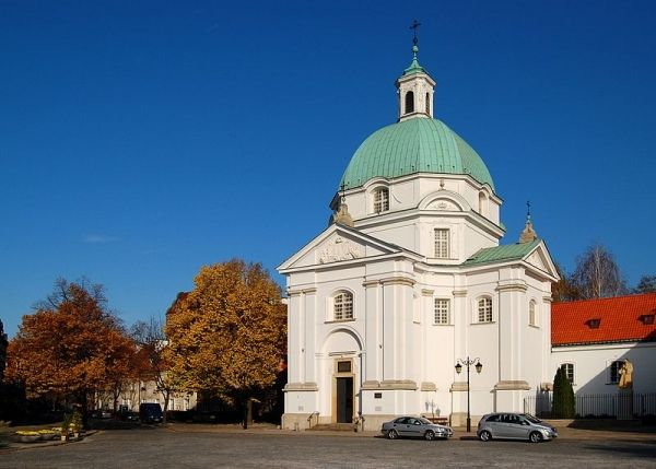 Zespół klasztorny sakramentek w Warszawie. Widok kościoła od strony rynku (fot. Marcin Białek, opublikowano na licencji Creative Commons Attribution-Share Alike 4.0 International)