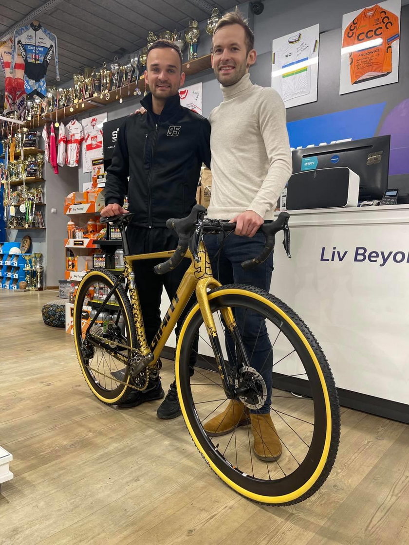 W sobotę (19 grudnia) Bartosz Zmarzlik pochwalił się w mediach społecznościowych nowym rowerem ze złotą ramą. 