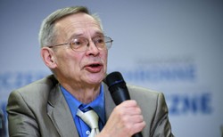 Czy obostrzenia dają efekty? Prof. Gut odpowiada