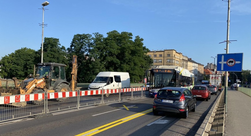Z mostu każdego dnia od strony al. Krasińskiego korzysta ponad 33 tys. pojazdów, a z przeciwnej