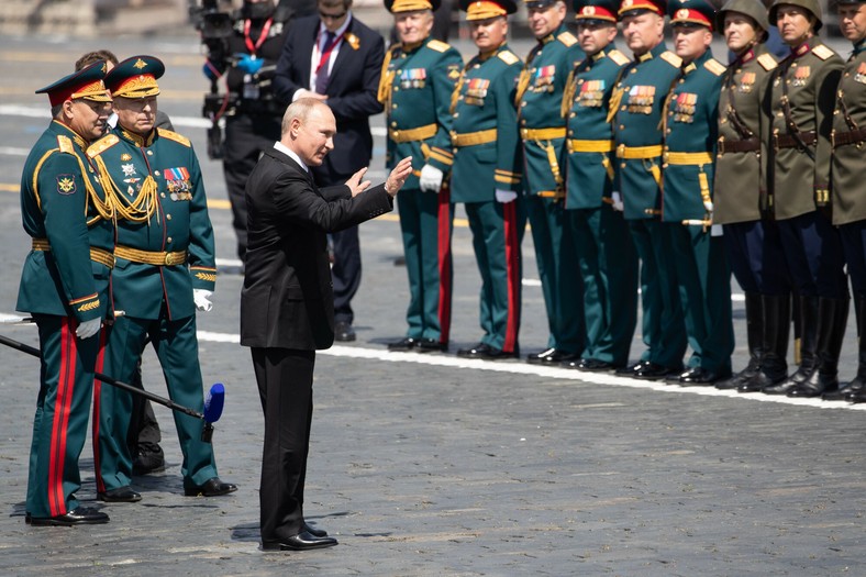 Władimir Putin wygłasza przemówienie po paradzie wojskowej z okazji 75. rocznicy zwycięstwa w wielkiej wojnie ojczyźnianej na placu Czerwonym w Moskwie, 24 czerwca 2020 r.