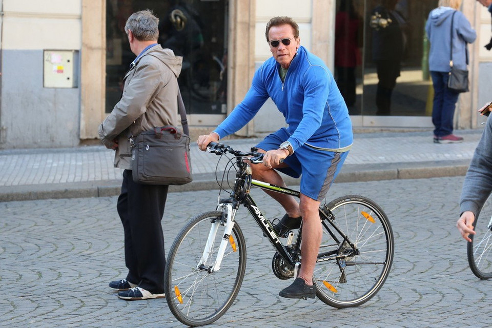 Arnold Schwarzenegger na przejażdżce rowerowej po Pradze