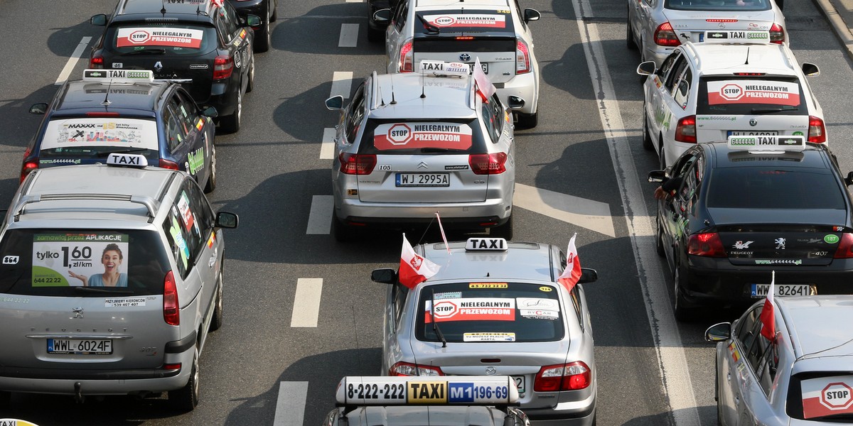 Protest taksówkarzy rozpoczął się w poniedziałek, 8 kwietnia, rano. Kierowcy blokowali ulice w stolicy oraz drogi dojazdowe do Warszawy. Grożą, że będą kontynuować akcję we wtorek.