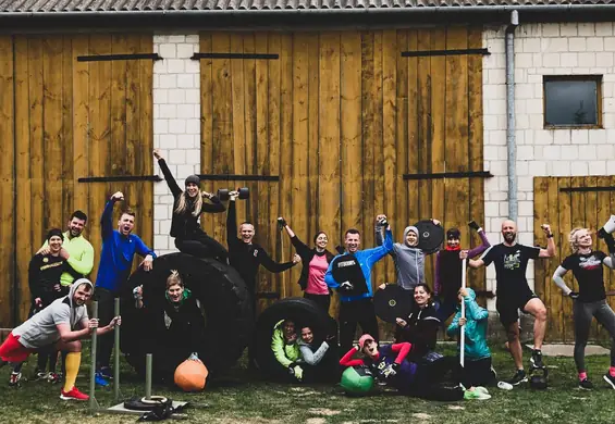 Dwa dni w stodole na odludziu. Przetrwałem 20 km biegu i treningi crossfit paląc paczkę dziennie