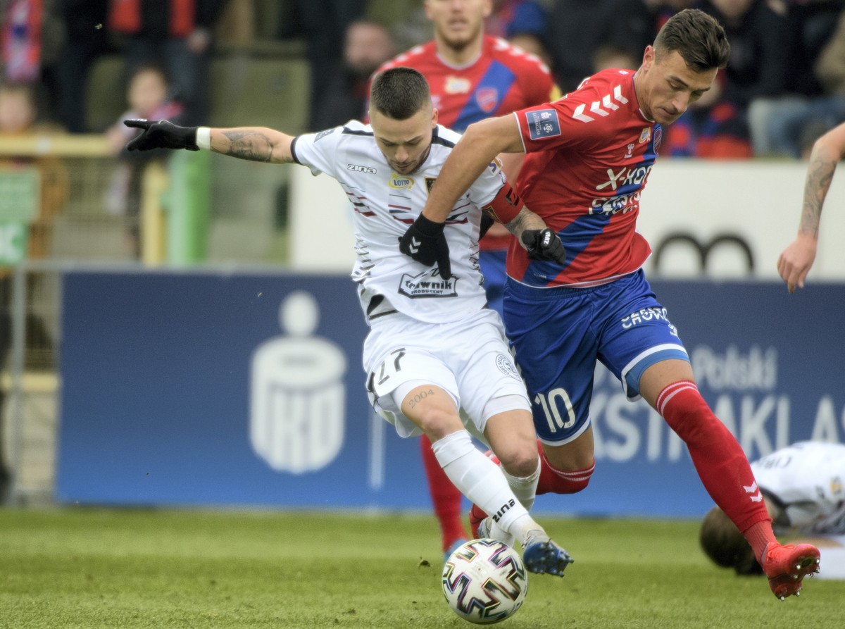 Piłkarz Rakowa Częstochowa Igor Sapała (P) i Sebastian Kowalczyk (L) z Pogoni Szczecin podczas meczu Ekstraklasy
