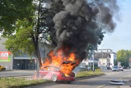 Pożary aut elektrycznych: żeby powstrzymać ogień, potrzeba tysięcy litrów wody!