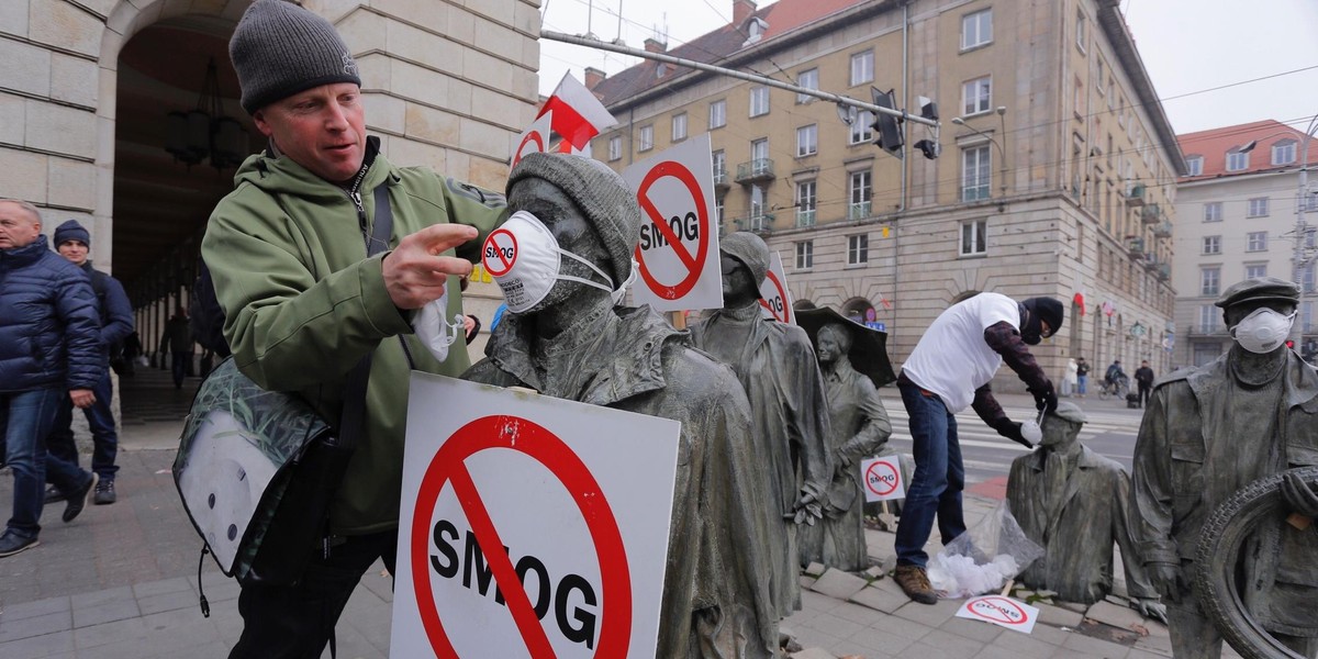 W proteście wziął udział pomnik Anonimowego Przechodnia