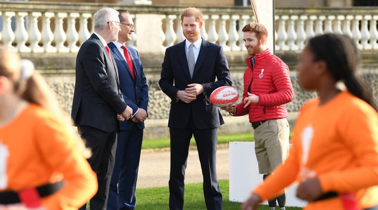 Harry herceg talán utolsó hivatalos fellépésén rögbimeccsek párosítását sorsolta /Fotó: GettyImages