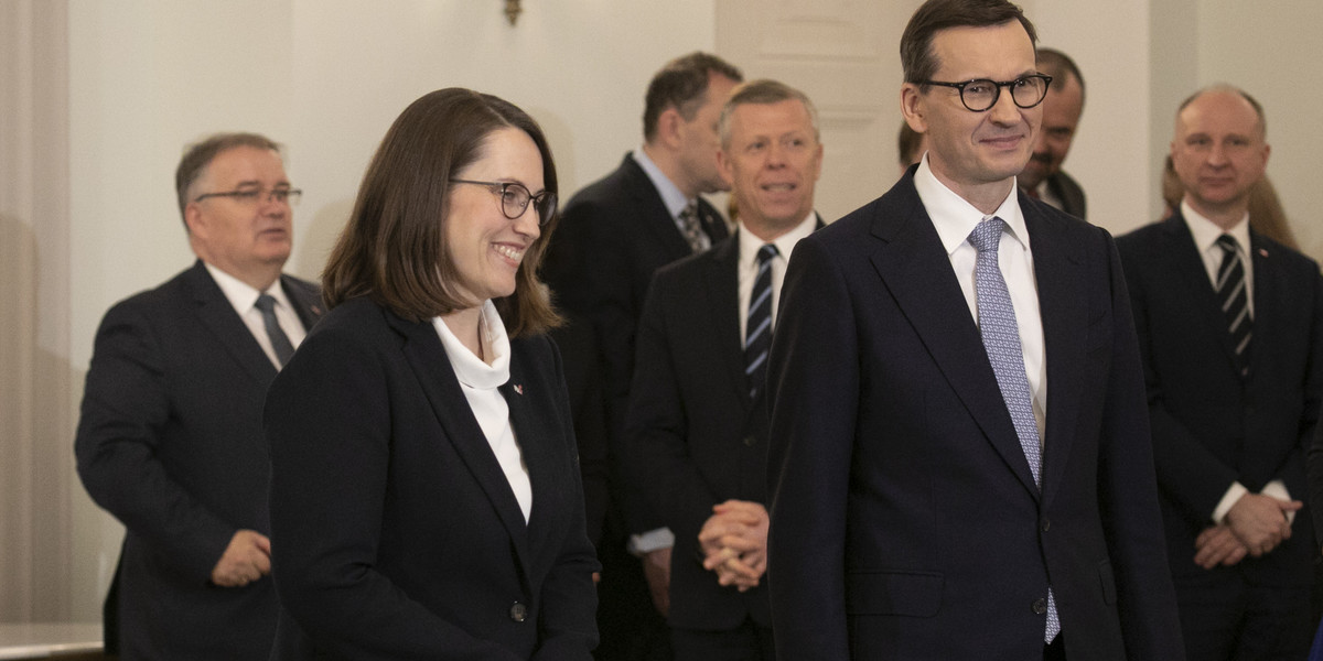 Na pierwszym planie minister finansów Magdalena Rzeczkowska i premier Mateusz Morawiecki