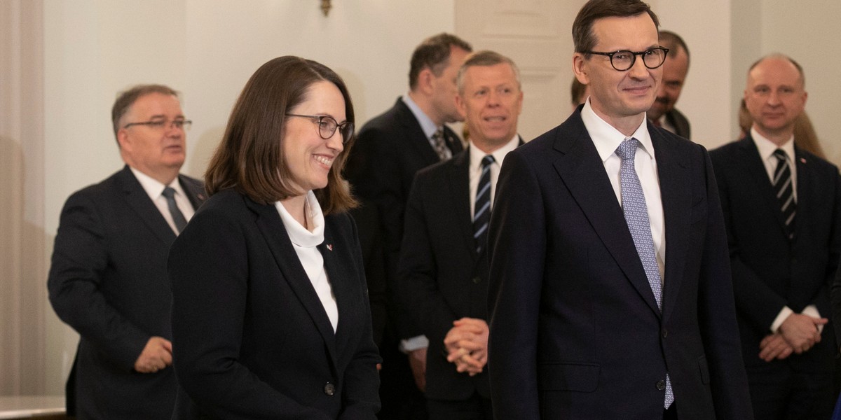 Na pierwszym planie minister finansów Magdalena Rzeczkowska i premier Mateusz Morawiecki