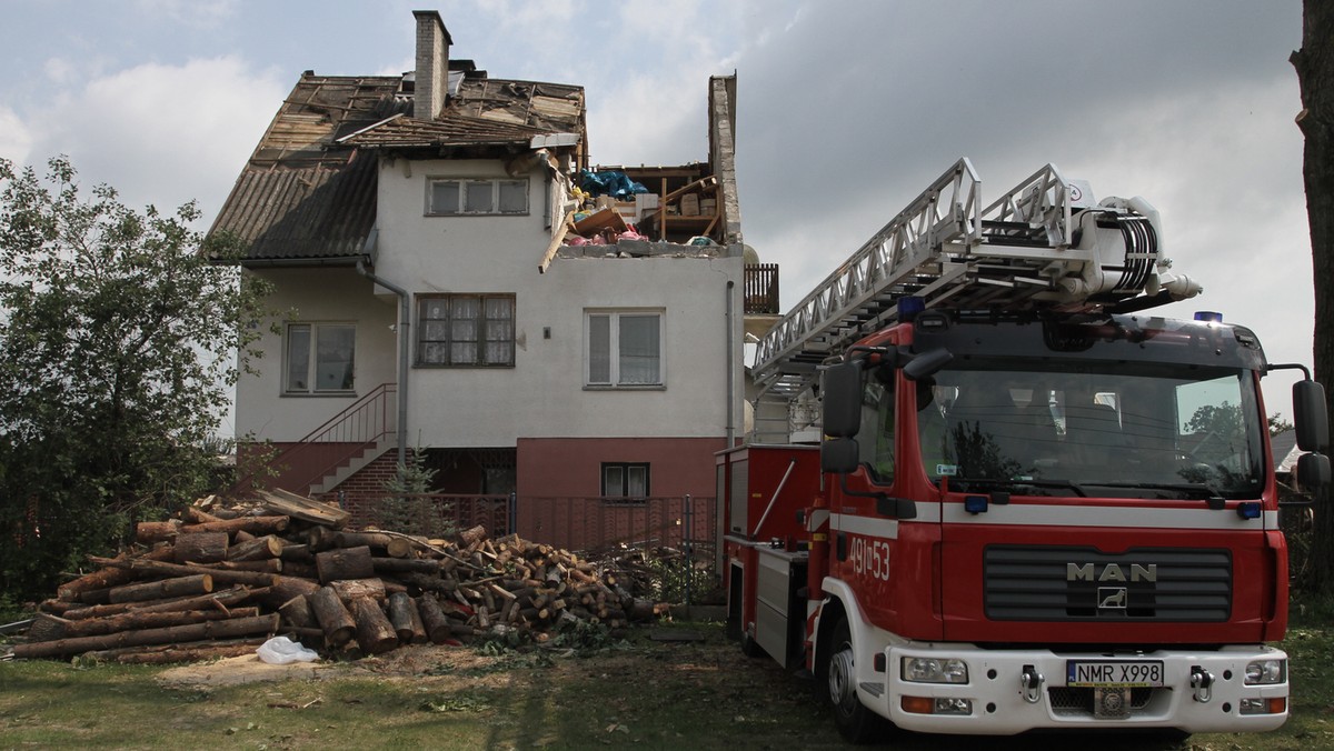 Jeden mln zł wyniosły straty po nawałnicy, jaka przetoczyła się w czwartek nad gminą Rozogi w powiecie szczycieńskim (Warmińsko-mazurskie). Wichura uszkodziła 91 budynków, w tym 46 mieszkalnych. Mieszkańcy Rozóg wciąż nie mają prądu.