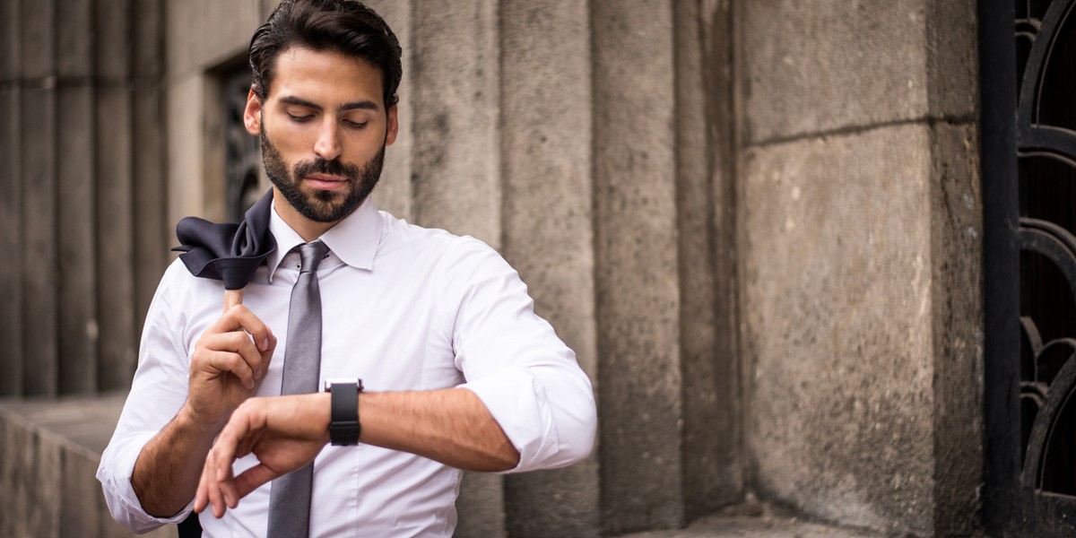 Smartwatch dla mężczyzny może stanowić połączenie elegancji z funkcjonalnością. Taki inteligentny zegarek kupisz za mniej niż 1000 zł