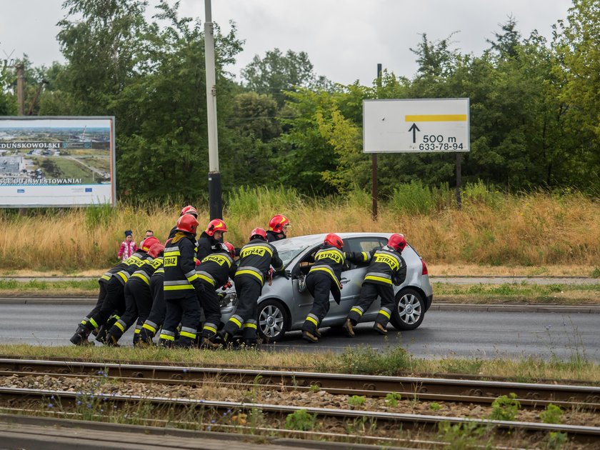 Dachowanie volkswagena na Włókniarzy w Łodzi