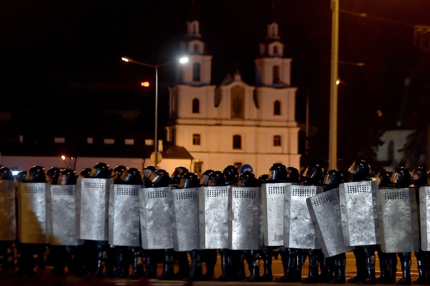 Niebezpieczne sceny na Białorusi. Tłumy na ulicach. Zablokowano miasto, wyłączono internet