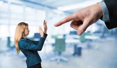 Prawie połowa młodych Polaków doświadcza mobbingu. Jak sobie z tym radzą? [RAPORT]