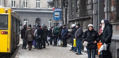 Pasażerowie czekają na wiaty