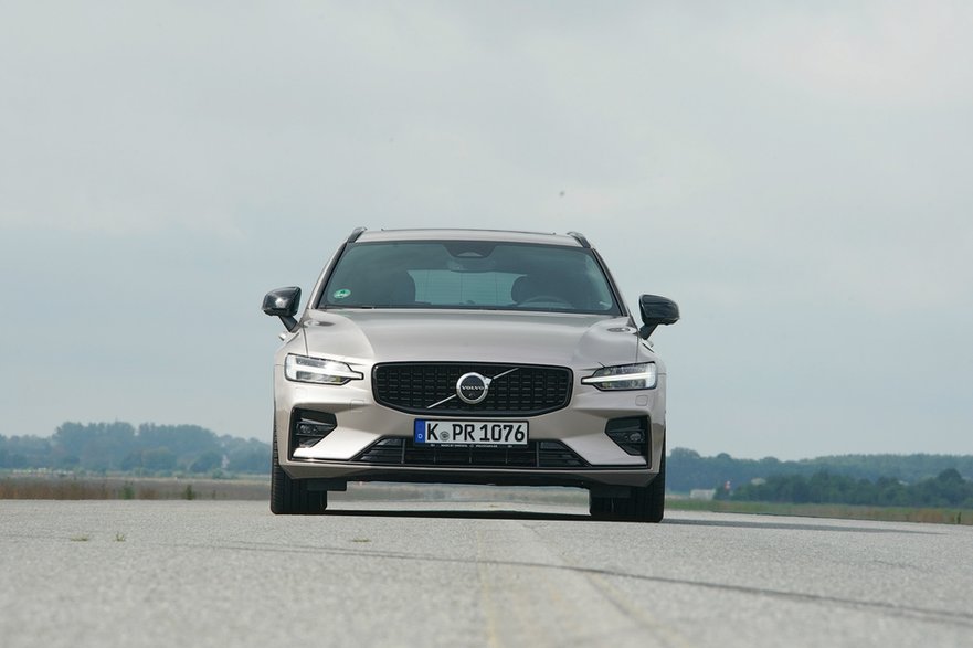 Volvo V60 2022 - jakiś czas temu Volvo wymyśliło sobie swój charakterystyczny "podpis" optyczny w postaci lamp LED, które oglądacie. W międzyczasie ktoś już ten wzór skopiował. Wiecie już, o jaką markę chodzi? Zupełnie nie premium?