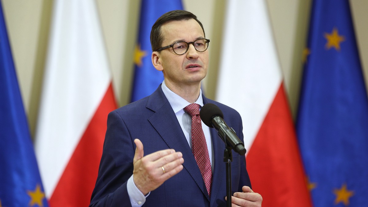 Premier Mateusz Morawiecki dosiada się do stołu, przy którym rodzina je wielkanocne śniadanie. Szef rządu składa świąteczne życzenia, ale spot ma także na celu promocję "piątki Kaczyńskiego". Minutowy film ma pokazać, jak na programach socjalnych PiS zyska polska rodzina - informuje portal 300polityka.pl.