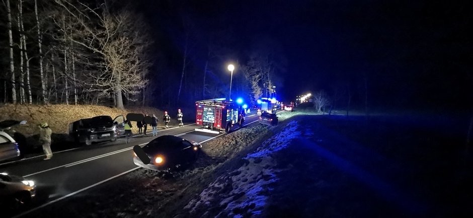 Trzy samochody w tym karawan zderzyły się na krajowej 20-stce w pobliżu Złocieńca