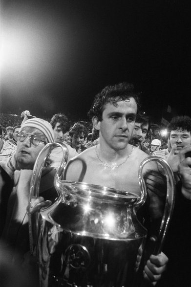 Gdy Michel Platini wyszedł z pucharem z szatni, na jego twarzy nie widać było przesadnej radości. Kiedy 11 lat później Juventus pokonał w finale LM Ajax, wielu kibiców uznało iż to dopiero pierwszy triumf Starej Damy w tych rozgrywkach. Zwycięstwo na Heysel nie miało dla nich żadnego znaczenia...