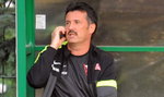 Polski trener rozmawia przez telefon podczas meczu