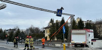 Dramatyczne zdarzenie na przejściu w Wierzbnej. Ciężarówka wpadła na chodnik