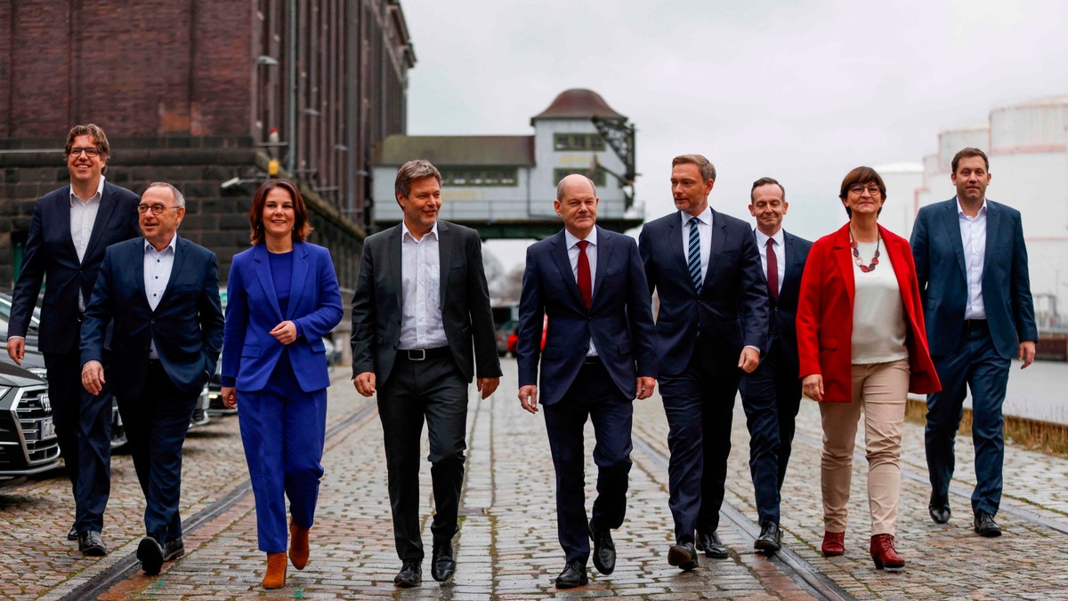 Wspólna fotografia liderów partyjnych wykonana po zakończeniu rozmów koalicyjnych. Od lewej: Michael Kellner (Zieloni), Norbert Walter-Borjans (SPD), Annalena Baerbock i Robert Habeck (Zieloni), kandydat na kanclerza Olaf Scholz (SPD), Christian Lindner i Volker Wissing (FDP), Saskia Esken i Lars Klingbeil (SPD), Berlin, 24 listopada 2021 r.