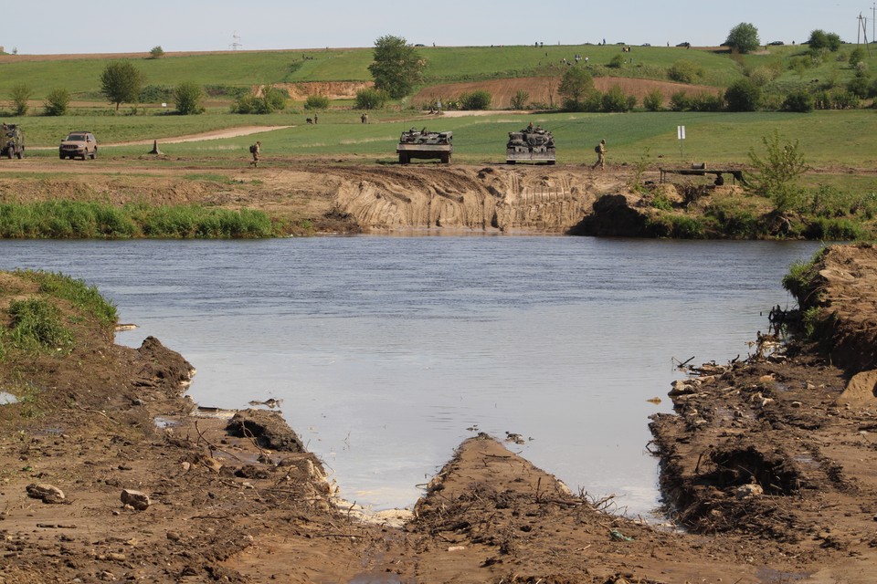 Defender Europe 2022 w Nowogrodzie. Wojska amerykańskie, szwedzkie, francuskie i polskie przeprawiały się przez Narew. Ćwiczenia obserwował prezydent Andrzej Duda, ambasador amerykański Mark Brzeziński i minister obrony narodowej Mariusz Błaszczak 