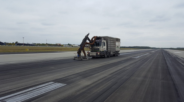 Ezzel az ormányos monstrummal takarítják a kifutóra égett gumit /Fotó: Facebook - Budapest Airport