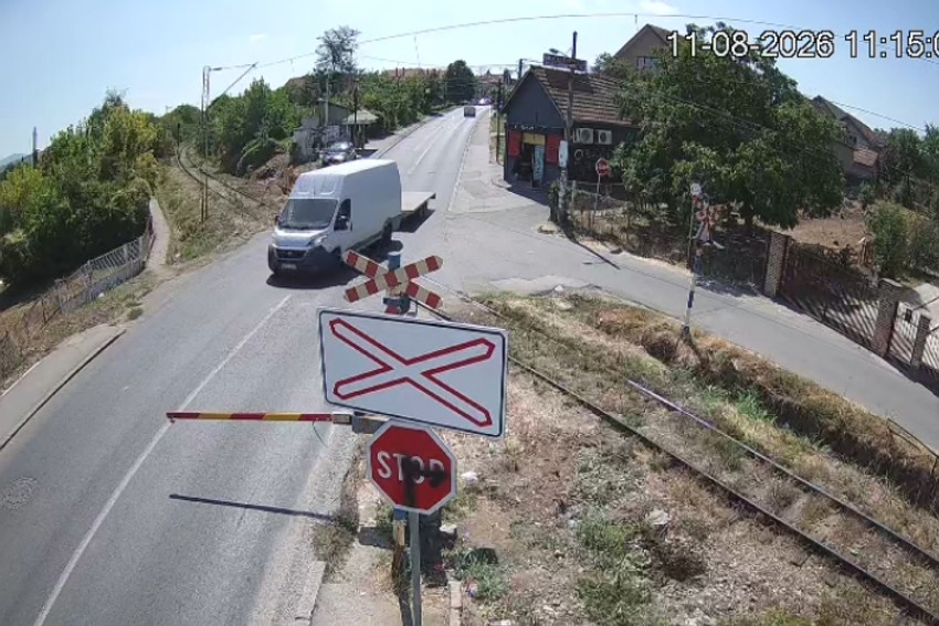 Pružni prelaz u Železniku, kombi zaobilazi polubranike