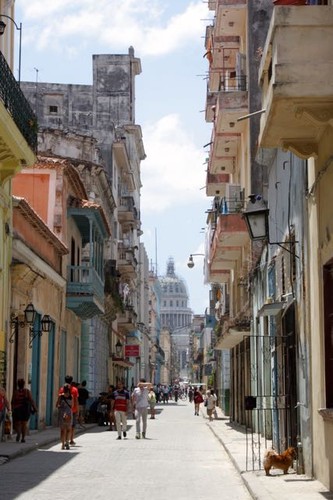 Uliczka w Hawanie. W tle słynny parlament (od lat w remoncie)