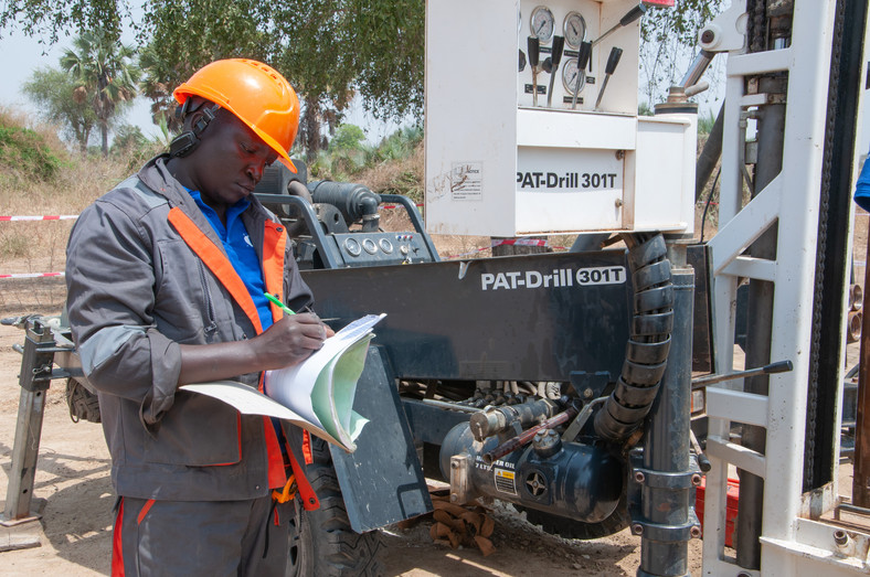 Sudan Poludniowy - budowa nowej studni PAH
