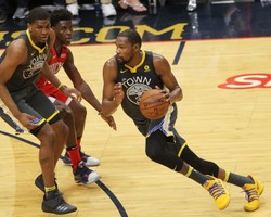 Liga NBA: Warriors i Rockets o krok od finału na Zachodzie