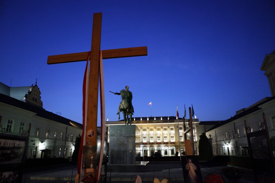 WARSZAWA KRZYŻ PRZED PAŁACEM PREZYDENCKIM