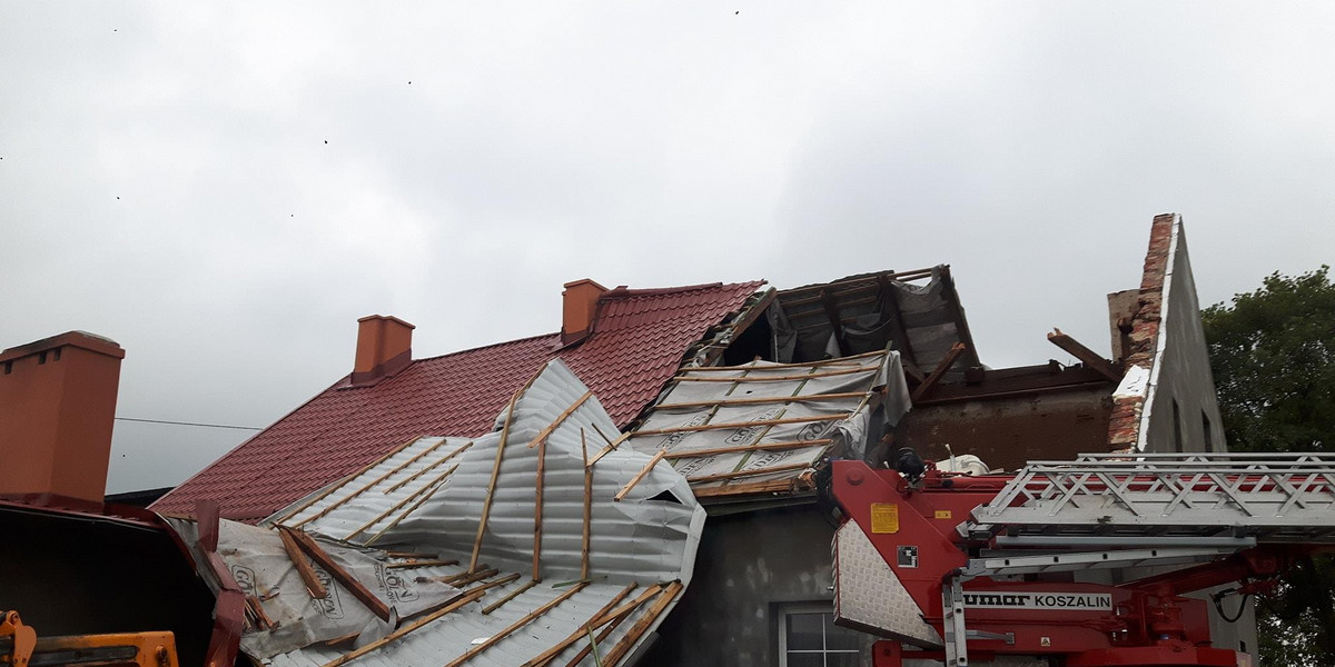 Trąba powietrzna na Pomorzu! Żywioł zrywał dachy i łamał drzewa jak zapałki