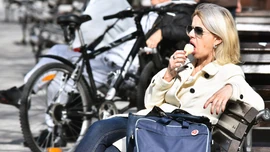 Žena uživa u sladoledu