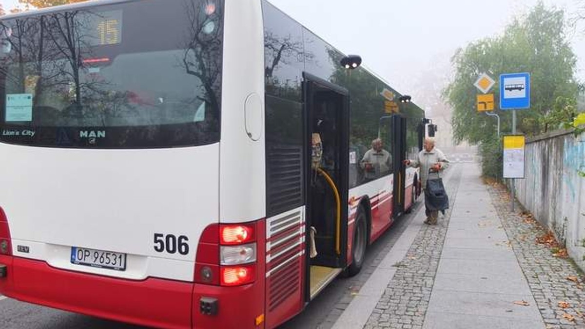 Tego obawiają się kierowcy samochodów, ale na razie ich obawy się nie potwierdzają. Nowe przystanki od dziś działają na ulicy Piastowskiej, tuż przy skrzyżowaniu z Korfantego.