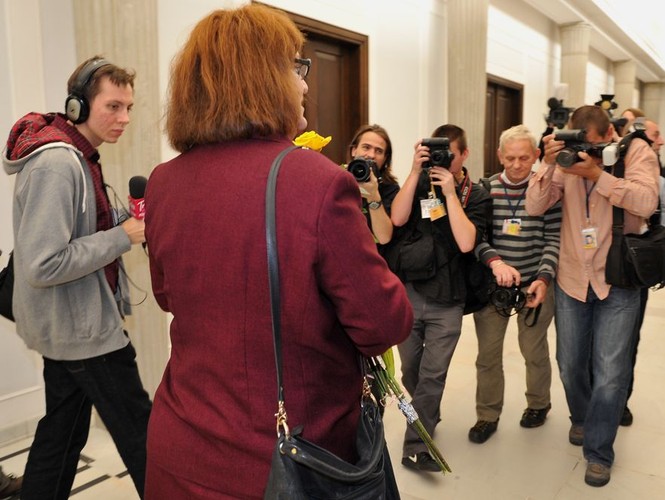 Tymczasem podczas oficjalnego debiutu w Sejmie Grodzka postawiła na zaskakująco wręcz poprawną kreację. Na dodatek niektóre media, które tłumnie oblegają panią poseł,  wytknęły jej modową wpadkę…