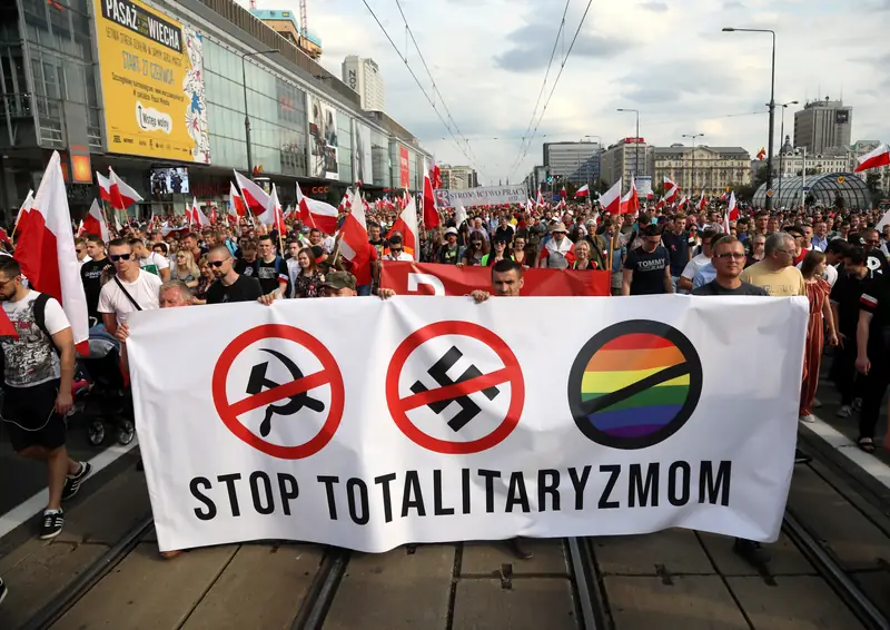 Transparent &quot;Stop Totalitaryzmom&quot; podczas obchodów 75. rocznicy Powstania Warszawskiego