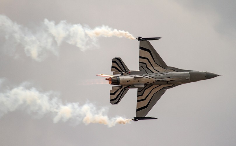 Pokaz F-16 z Belgii podczas Międzynarodowych Pokazów Lotniczych Air Show 2015 w Radomiu  <br><br>fot. (mr) PAP/Michał Walczak