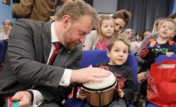 Minister zdrowia zawiózł małym pacjentom mikołajkowe prezenty