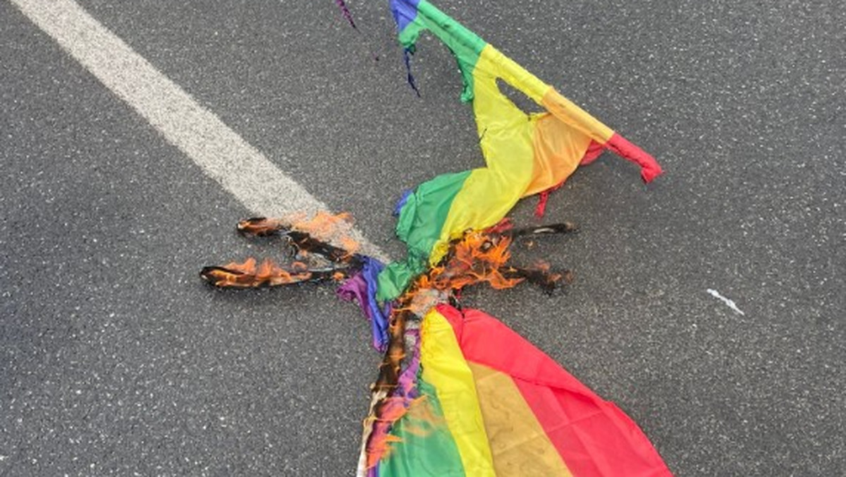 Incydent na Paradzie Równości. Spłonęły tęczowe flagi