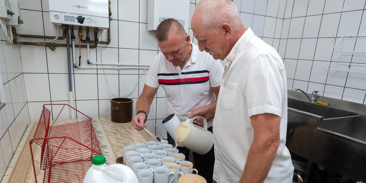 Panowie pomagający członkiniom Koła Gospodyń Wiejskich w Pawłówku.