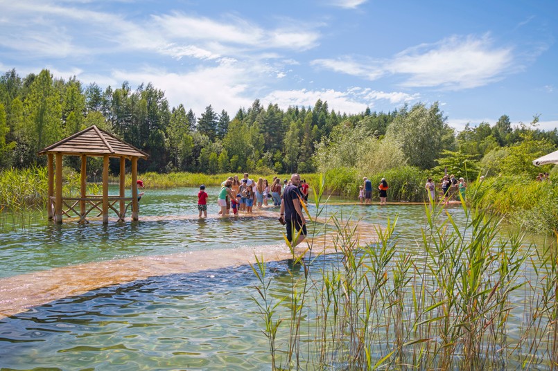 Polskie Malediwy słyną z lazurowych wód, przez które poprowadzono urokliwe i kręte pomosty