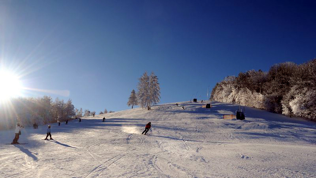 Wielkie atrakcje na nadchodzący weekend szykuje stacja narciarska Kiczera w Puławach Górnych w Beskidzie Niskim. Odbędzie się "zjazd na krechę", zjazd na poduszkach dla dzieci, popisy freestyle'owe i wiele innych.