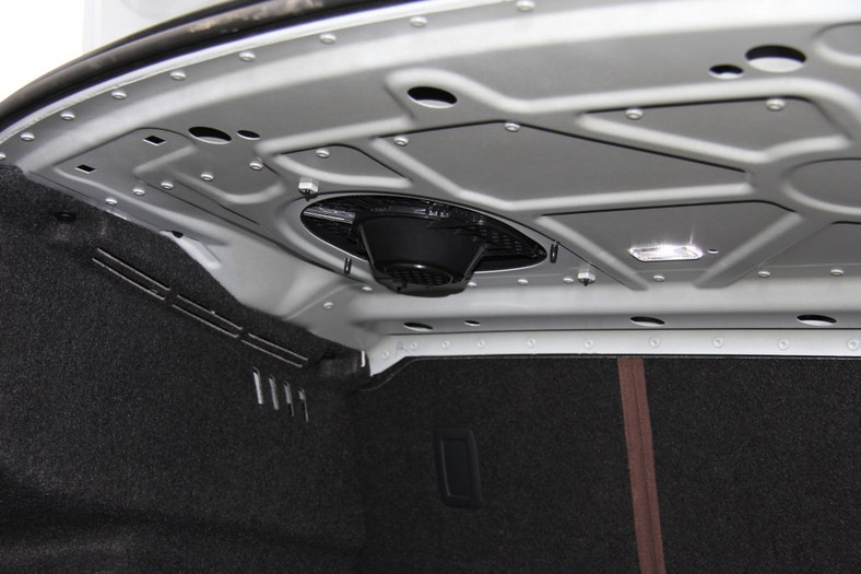 Subwoofer w tylnej półce Audi A3 sedan. Świetnie uzupełnia pozostałe głośniki w kabinie.