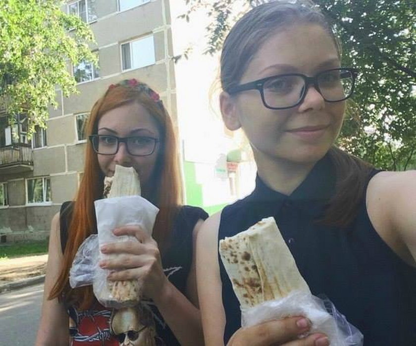 Nowa moda Rosjanek - selfie z kebabami